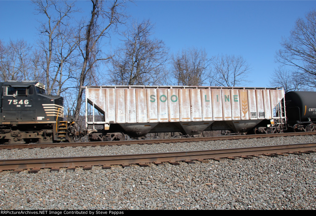 SOO 75153 as a buffer car on 67R, unit oil train